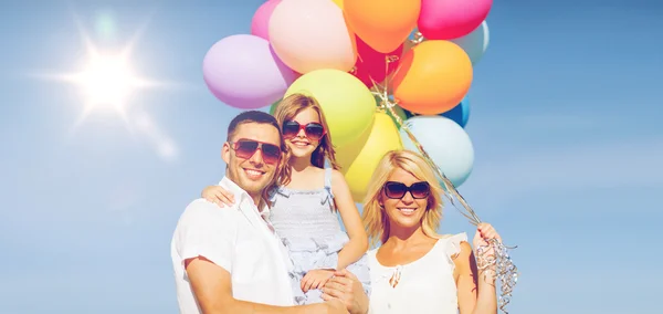 Família com balões coloridos — Fotografia de Stock