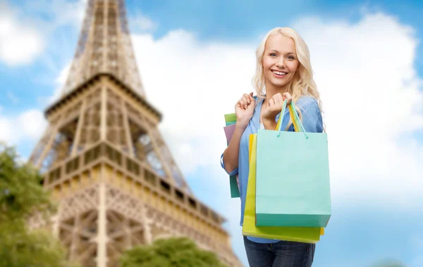 Femme avec sacs shopping sur la tour eiffel de Paris — Photo