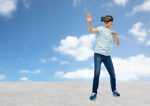 Man in virtuele werkelijkheid hoofdtelefoon of 3D-bril — Stockfoto