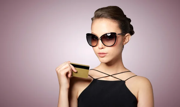 Beautiful young woman in elegant black sunglasses — Stock Photo, Image