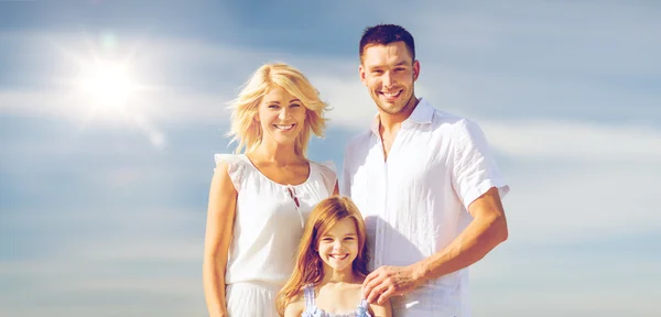 Glückliche Familie mit blauem Himmel — Stockfoto