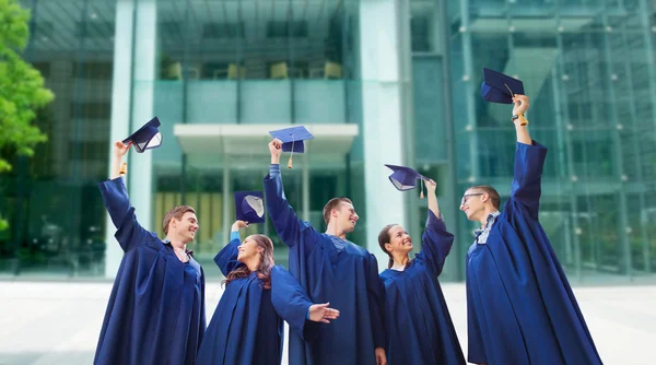 Skupina studentů usmívající se s mortarboards — Stock fotografie