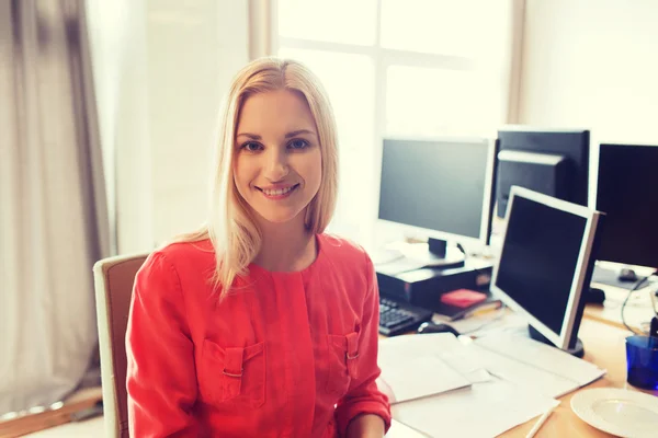 Heureuse créative employée de bureau avec des ordinateurs — Photo