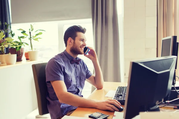 Trabajador masculino creativo feliz que llama en el teléfono inteligente —  Fotos de Stock