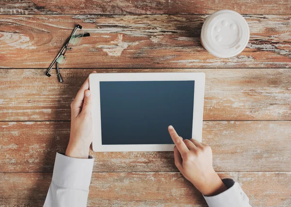 Close up of hands with tablet pc and coffee — Stock Photo, Image