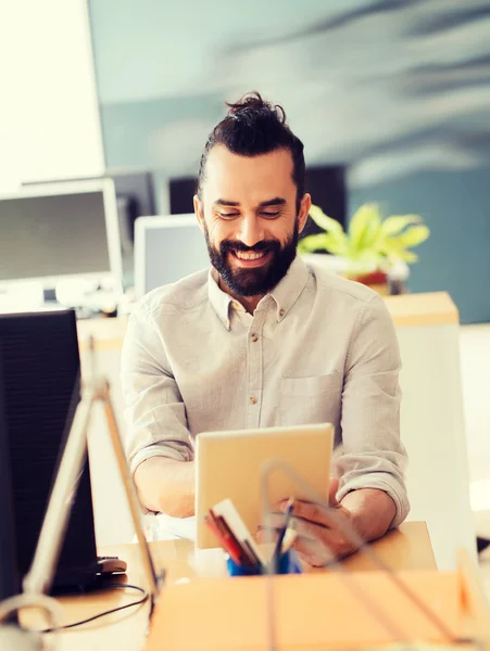 Trabajador de oficina masculino creativo feliz con la tableta PC —  Fotos de Stock