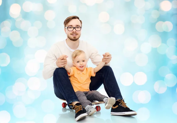 Feliz padre e hijo pequeño en el monopatín — Foto de Stock