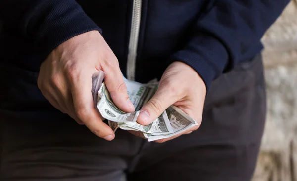 Perto de viciado ou traficante de drogas mãos com dinheiro — Fotografia de Stock