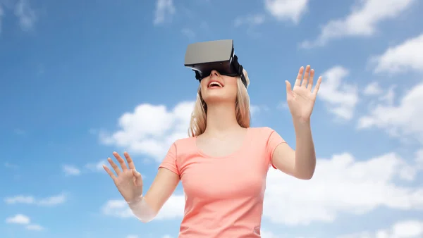 Žena ve virtuální realitě sluchátka nebo 3D brýle — Stock fotografie