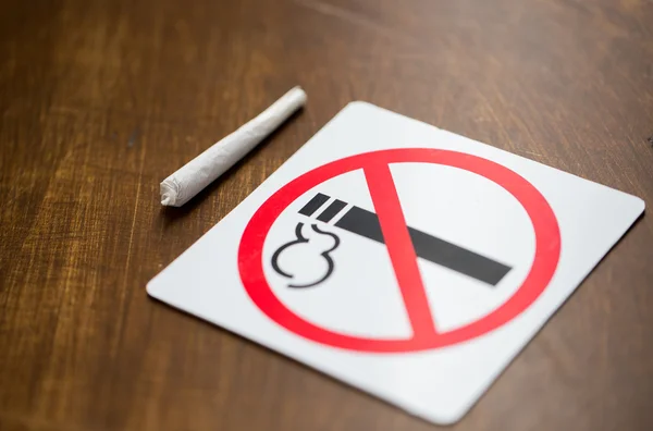 Närbild på marijuana joint eller handgjorda cigarett — Stockfoto