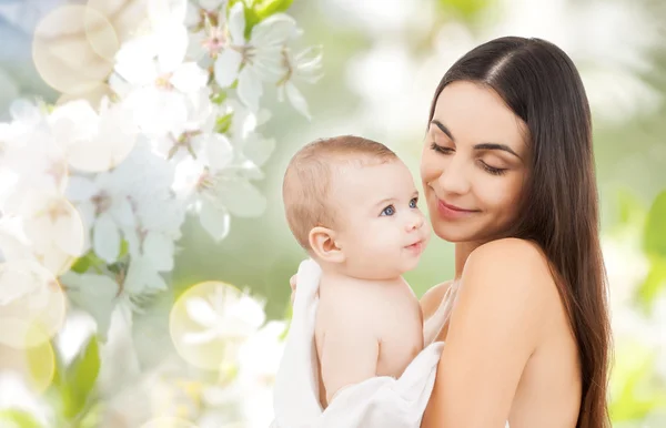 Mãe feliz segurando bebê adorável — Fotografia de Stock