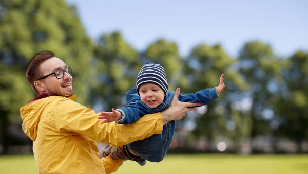 Otec se synem hraje a baví venku — Stock fotografie