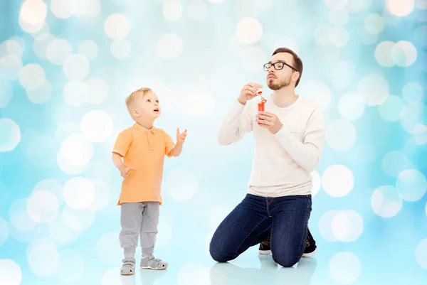 Father with son blowing bubbles and having fun — Stock Photo, Image