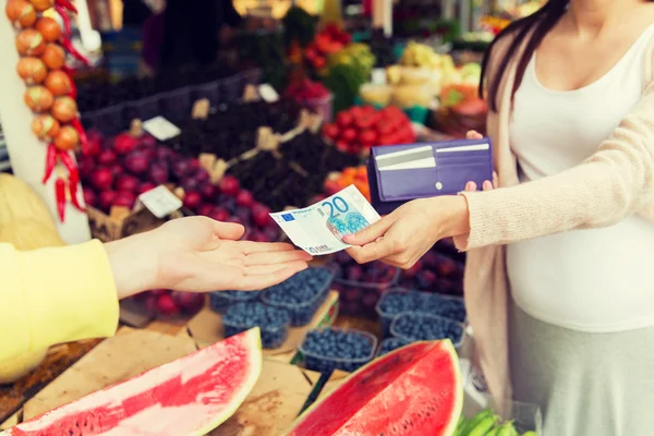 Pregnant woman with wallet buying food at market — Stock Photo, Image