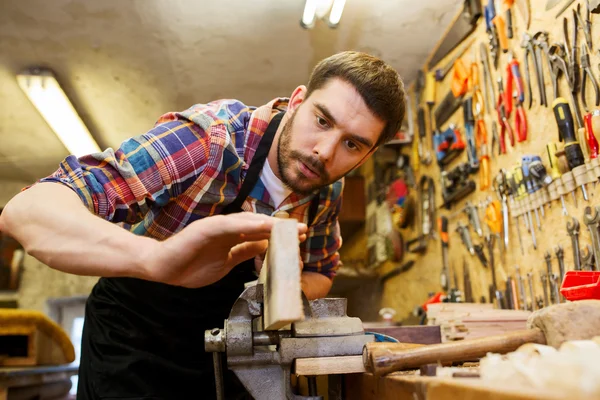 Carpintero trabajando con plano y madera en taller —  Fotos de Stock