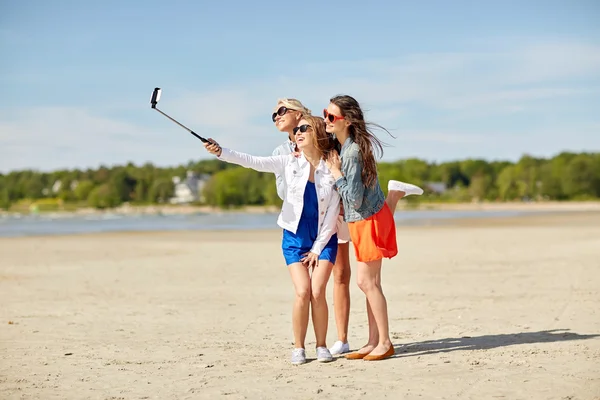 ビーチに selfie を取っている笑顔の女性のグループ — ストック写真