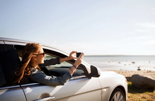 Glückliches Teenager-Mädchen oder junge Frau im Auto — Stockfoto