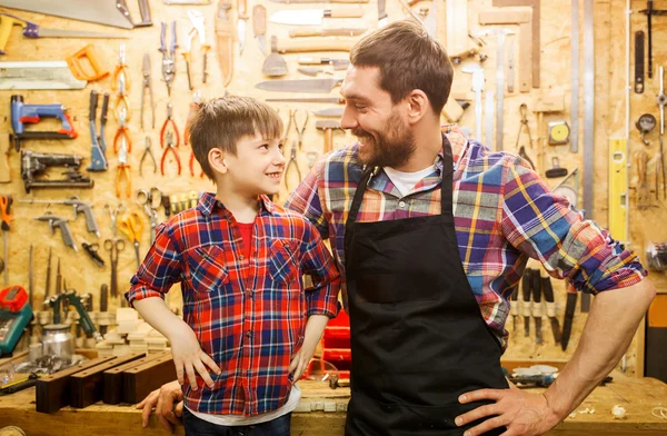 Šťastný otec a malý syn workshop — Stock fotografie