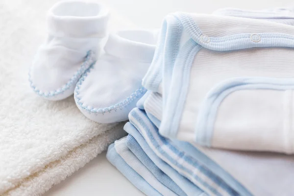 Close up van de kleren van de jongens van de baby voor pasgeboren op tafel — Stockfoto