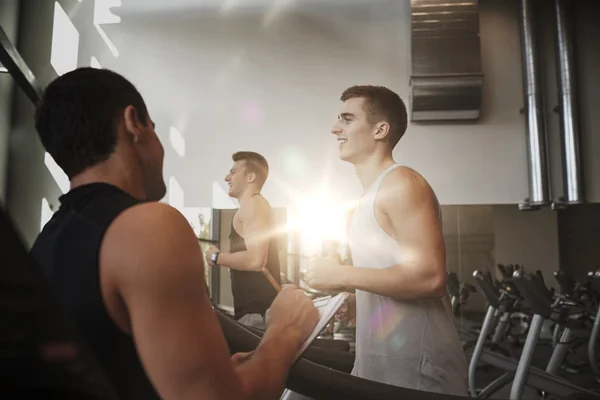 Men exercising on treadmill in gym — Stock Photo, Image