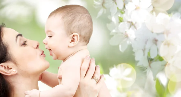 Mère heureuse embrassant bébé adorable — Photo