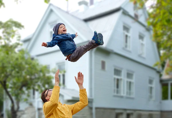 Far med son leka och ha kul utomhus — Stockfoto