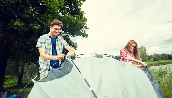 幸せなカップルのセットアップ テント アウトドア — ストック写真
