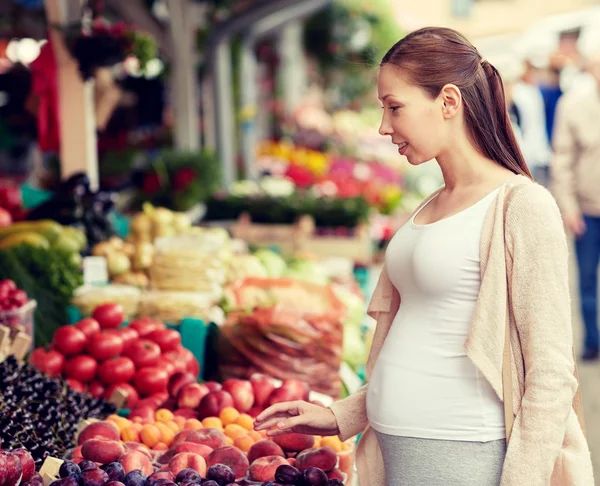 Schwangere wählt Essen auf Wochenmarkt — Stockfoto