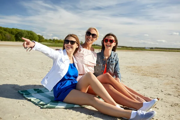 Група усміхнених жінок в сонцезахисних окулярах на пляжі Стокове Зображення