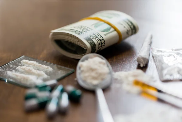 Közelkép a kábítószerek, a pénz, a kanál és a fecskendő — Stock Fotó