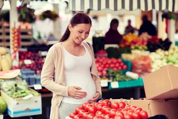 Schwangere wählt Essen auf Wochenmarkt — Stockfoto