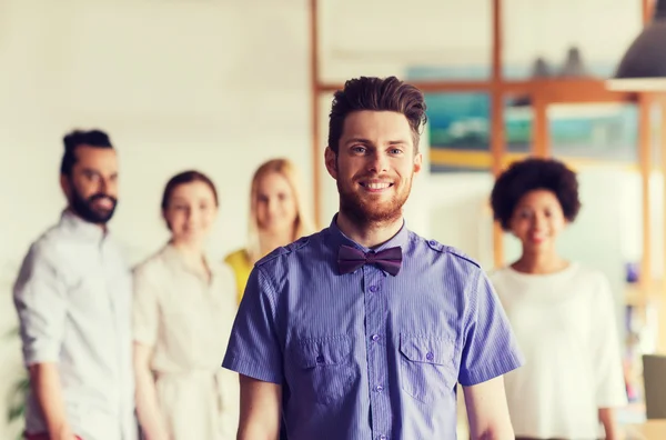 Feliz joven sobre el equipo creativo en la oficina — Foto de Stock