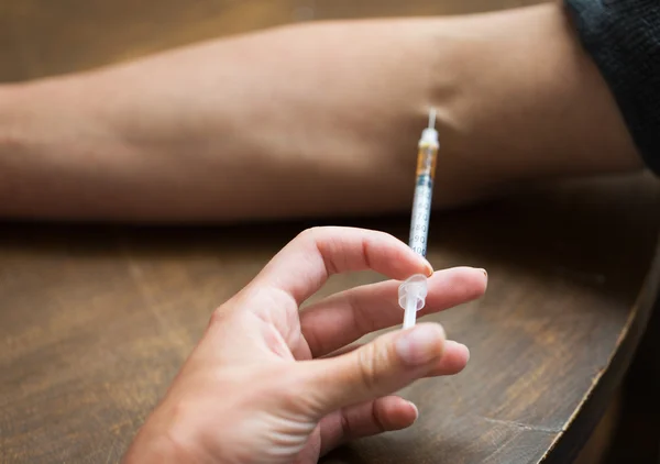 Gros plan de la main toxicomane faisant l'injection de drogue — Photo