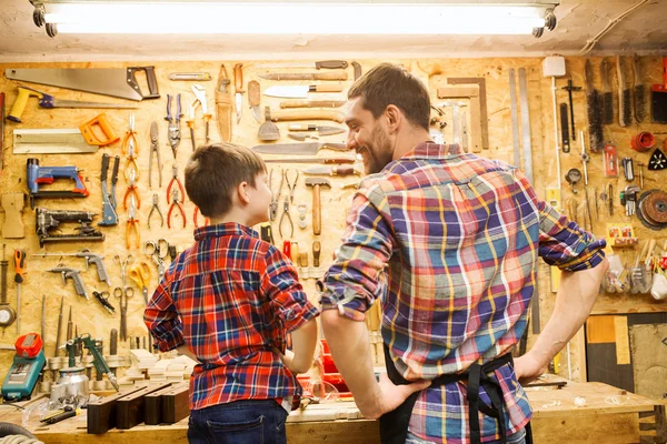 Feliz pai e pequeno filho oficina — Fotografia de Stock