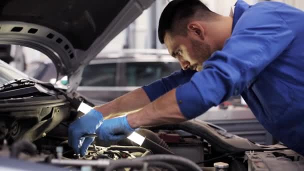 Mechanic man with wrench repairing car at workshop 3 — Stock Video