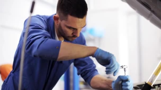 Mekaniker man med skiftnyckel reparera bil på workshop 13 — Stockvideo