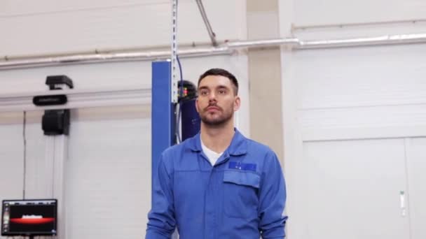Mécanicien homme avec presse-papiers à l'atelier de voiture 15 — Video