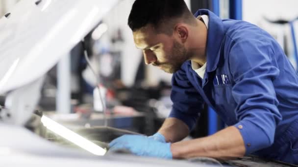 Hombre mecánico con llave de reparación de coches en el taller 27 — Vídeos de Stock