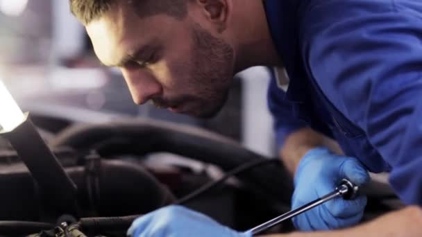 Monteur man met moersleutel repareren auto in workshop 36 — Stockvideo
