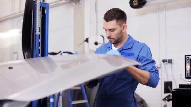 Mecánico hombre con llave de reparación de coches en el taller 63 — Vídeos de Stock