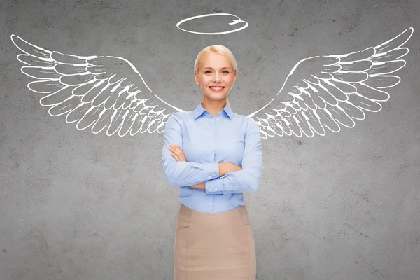 Femme d'affaires heureuse avec des ailes d'ange et nimbus — Photo