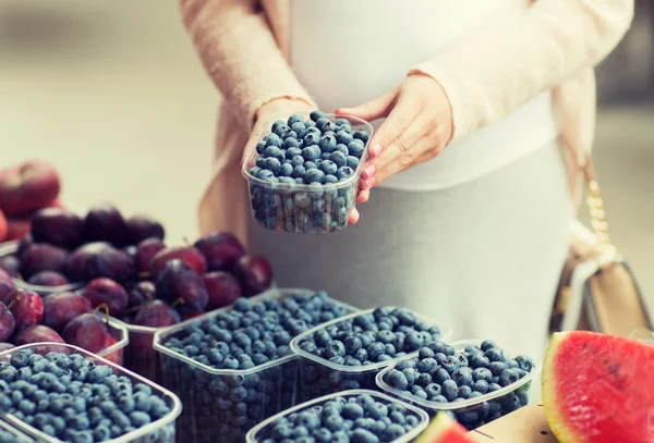 Femme enceinte achetant des bleuets au marché de rue — Photo