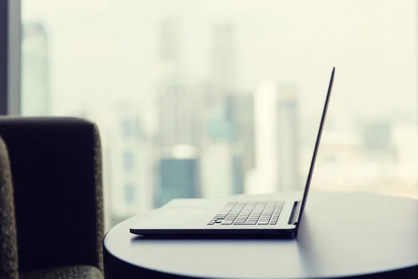 Gros plan de l'ordinateur portable sur la table au bureau — Photo