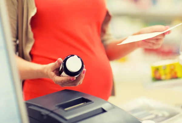 Pregnant woman buying medication at pharmacy — Stock Photo, Image
