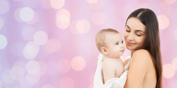 Mãe feliz segurando bebê adorável — Fotografia de Stock