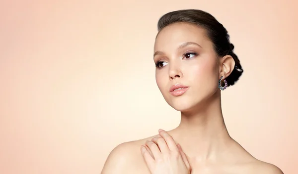 Nahaufnahme des schönen Frauengesichts mit Ohrring — Stockfoto