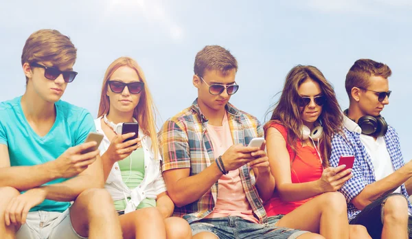 Gruppo di amici con smartphone all'aperto — Foto Stock