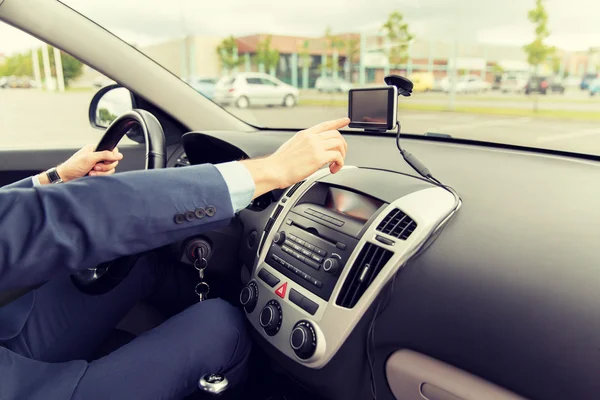 Närbild av man med gps navigator kör bil — Stockfoto