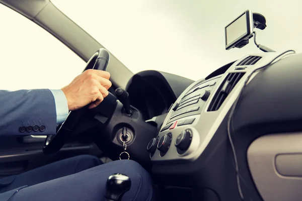 Close-up de homem com GPS navegador carro de condução — Fotografia de Stock