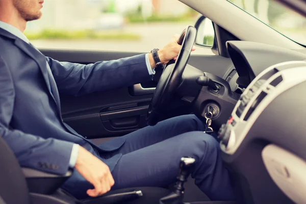 Close up van jonge man in pak rijden auto — Stockfoto